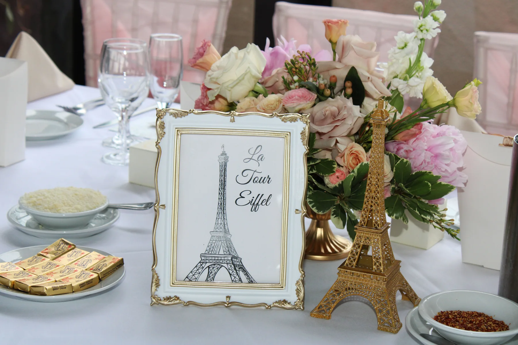 La Tour Eiffel table sign with florals and Eiffel Tower decor